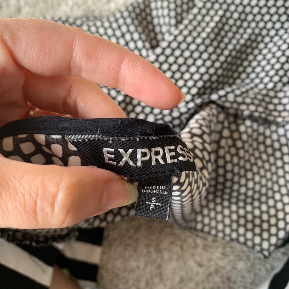 🎇🎆3for$9 Express short sleeve blouse- black and white patterned- size S- zipper - Picture 4 of 4
